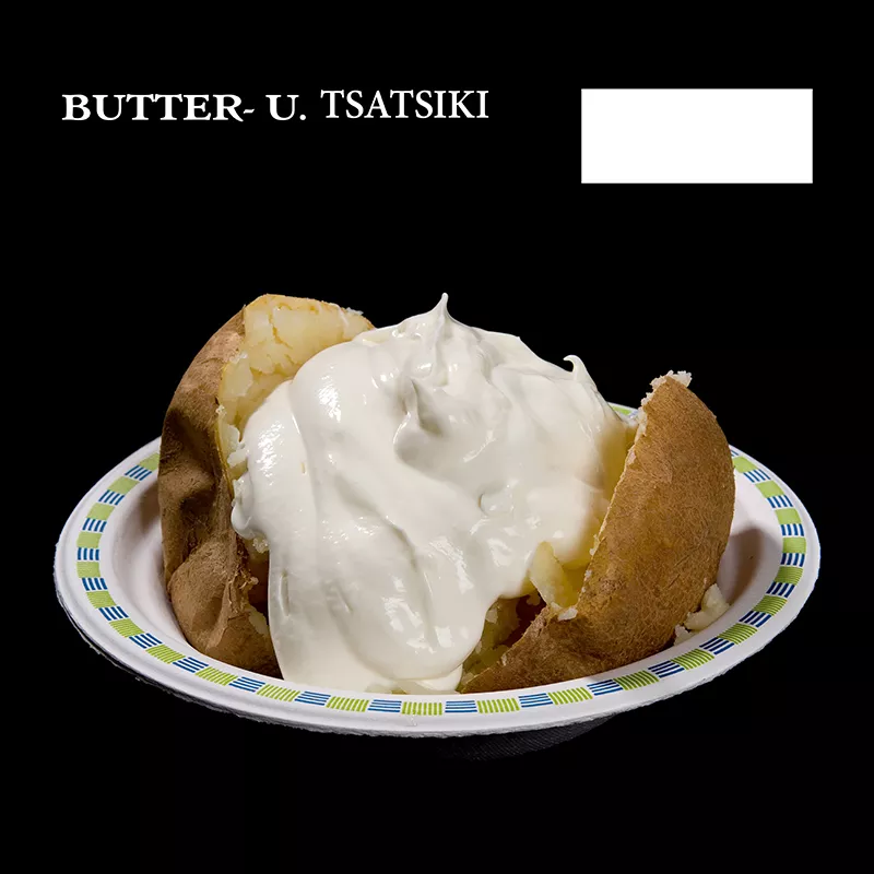 gebackene Kartoffel mit Butter und Tsatsiki gebackene Kartoffel mit Butter und Tsatsiki