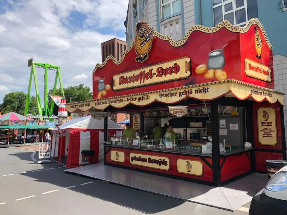 Der Kartoffel-Lord auf der Fronleichnams-Kirmes in Sterkrade Der Kartoffel-Lord auf der Fronleichnams-Kirmes in Sterkrade
