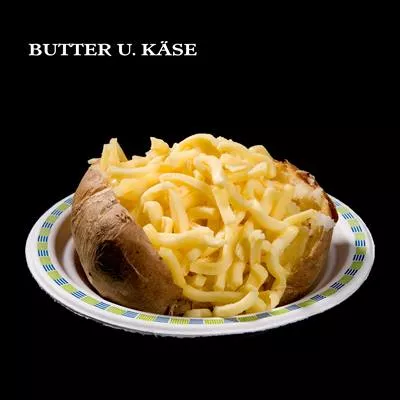 gebackene Kartoffel mit Butter und Käse gebackene Kartoffel mit Butter und Käse