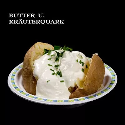 gebackene Kartoffel mit Butter und Kräuterquark gebackene Kartoffel mit Butter und Kräuterquark