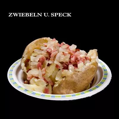 gebackene Kartoffel mit Zwiebeln und Speck gebackene Kartoffel mit Zwiebeln und Speck